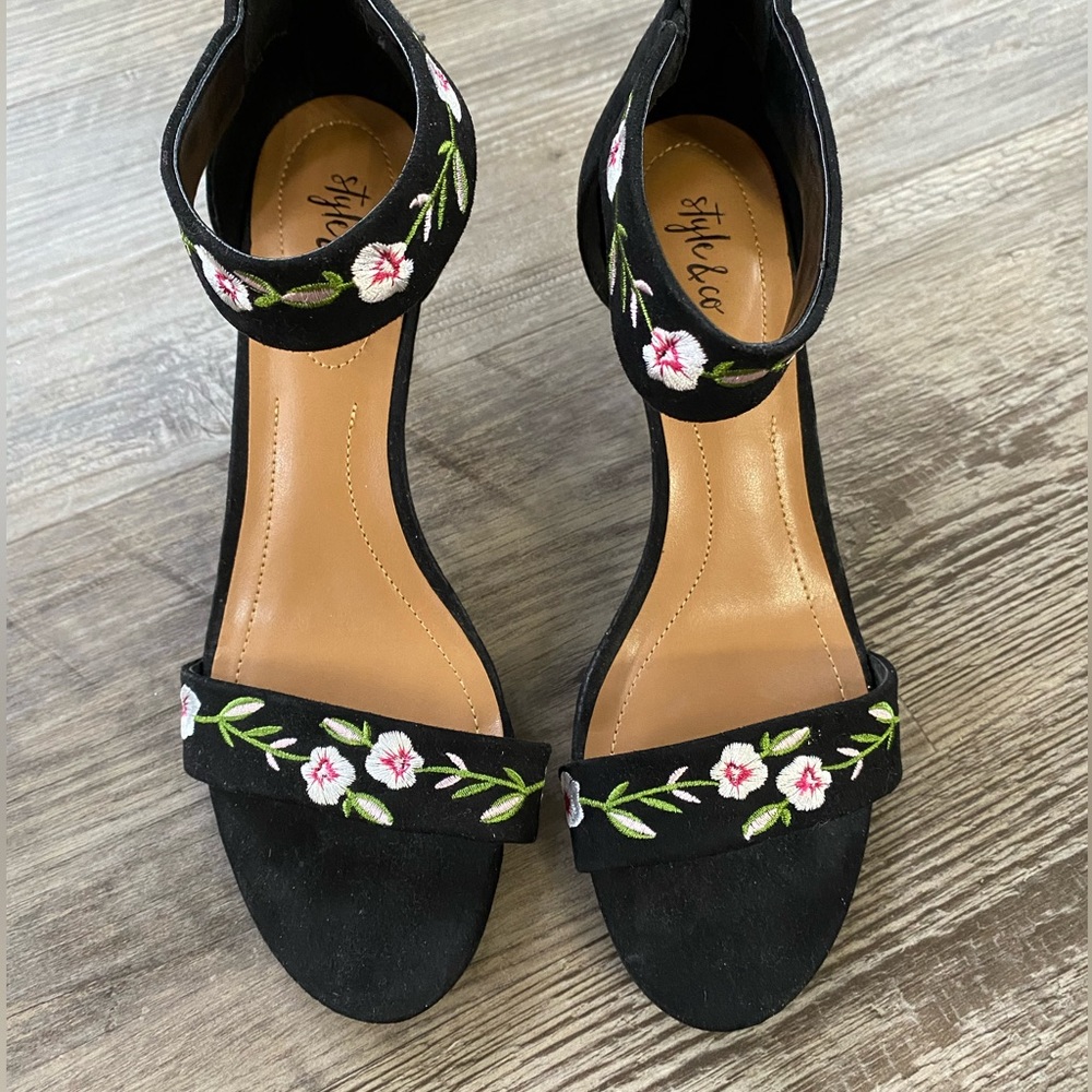 Style & co black floral ankle strap zipper heels: size 8